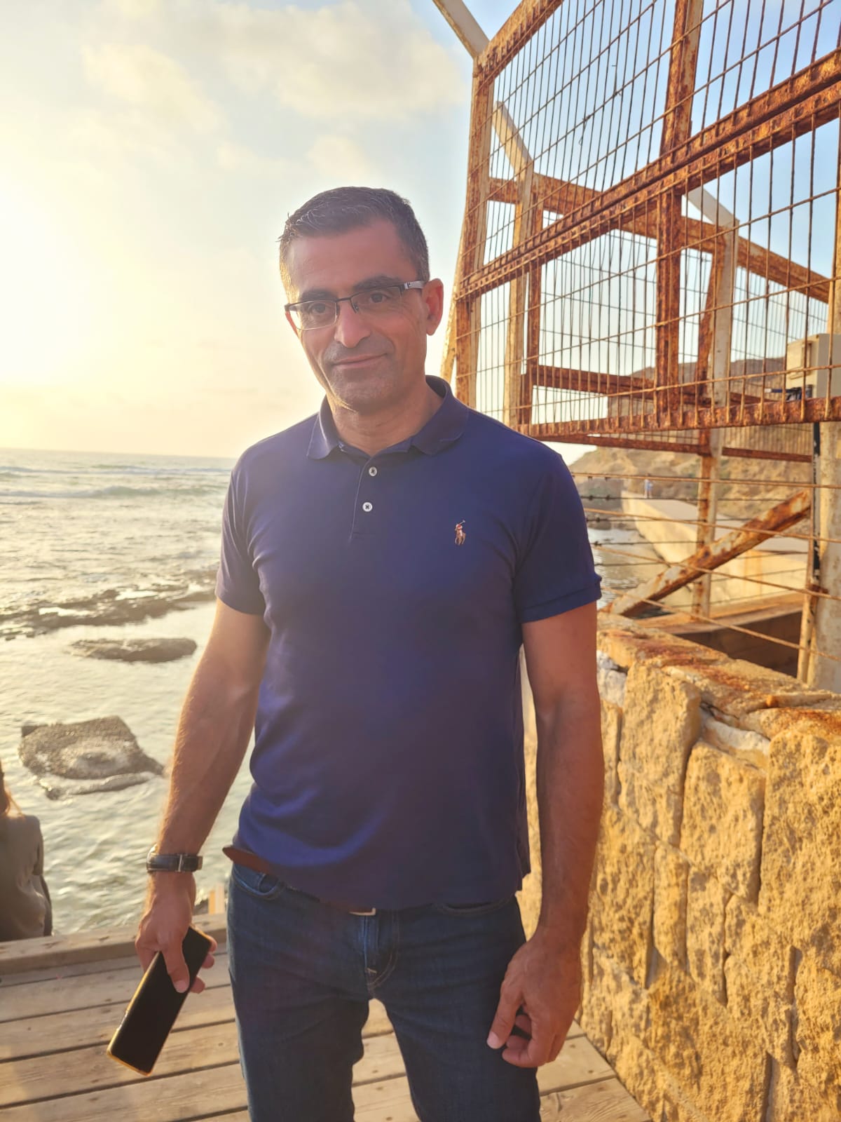 רן חובב על רקע חוף הים